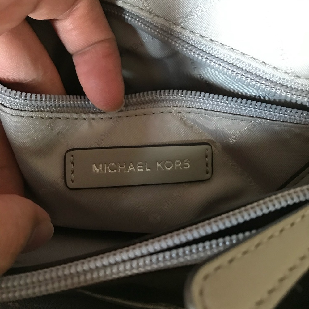 🌼Michael Kors Purse - Picture 12 of 14
